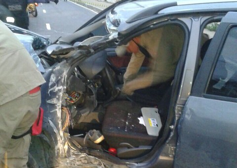 Homem fica preso nas ferragens depois bater em poste e capotar veículo