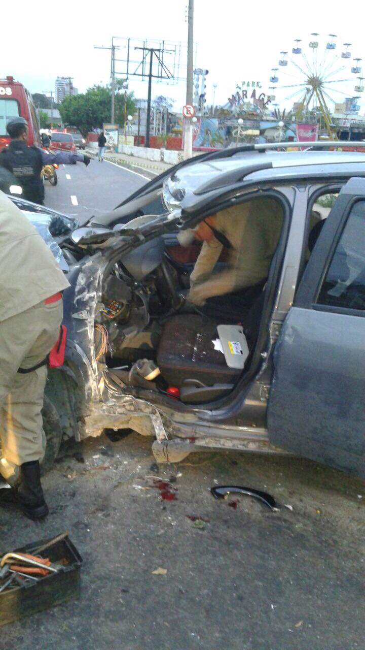 Homem fica preso nas ferragens depois bater em poste e capotar veículo