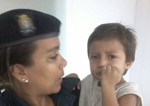 Criança perdida na Praia da Ponta Negra levada para Conselho Tutelar