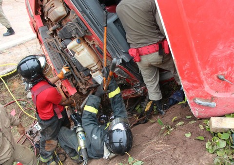 Acidente na BR-174 deixa motorista preso na cabine