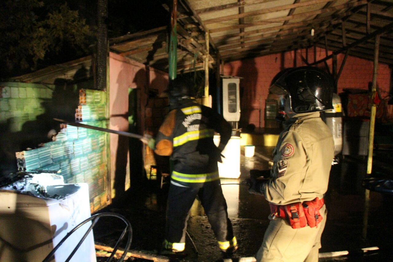Incêndio de madrugada destrói casa na zona Norte