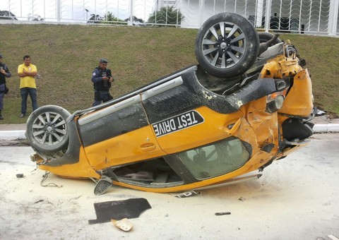 Motorista colide com muro do Diamond e capota enquanto fazia test-drive no Tarumã