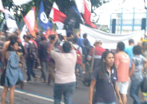 Em Manaus, grupo de oitenta se reúne contra aumento de tarifa de ônibus 