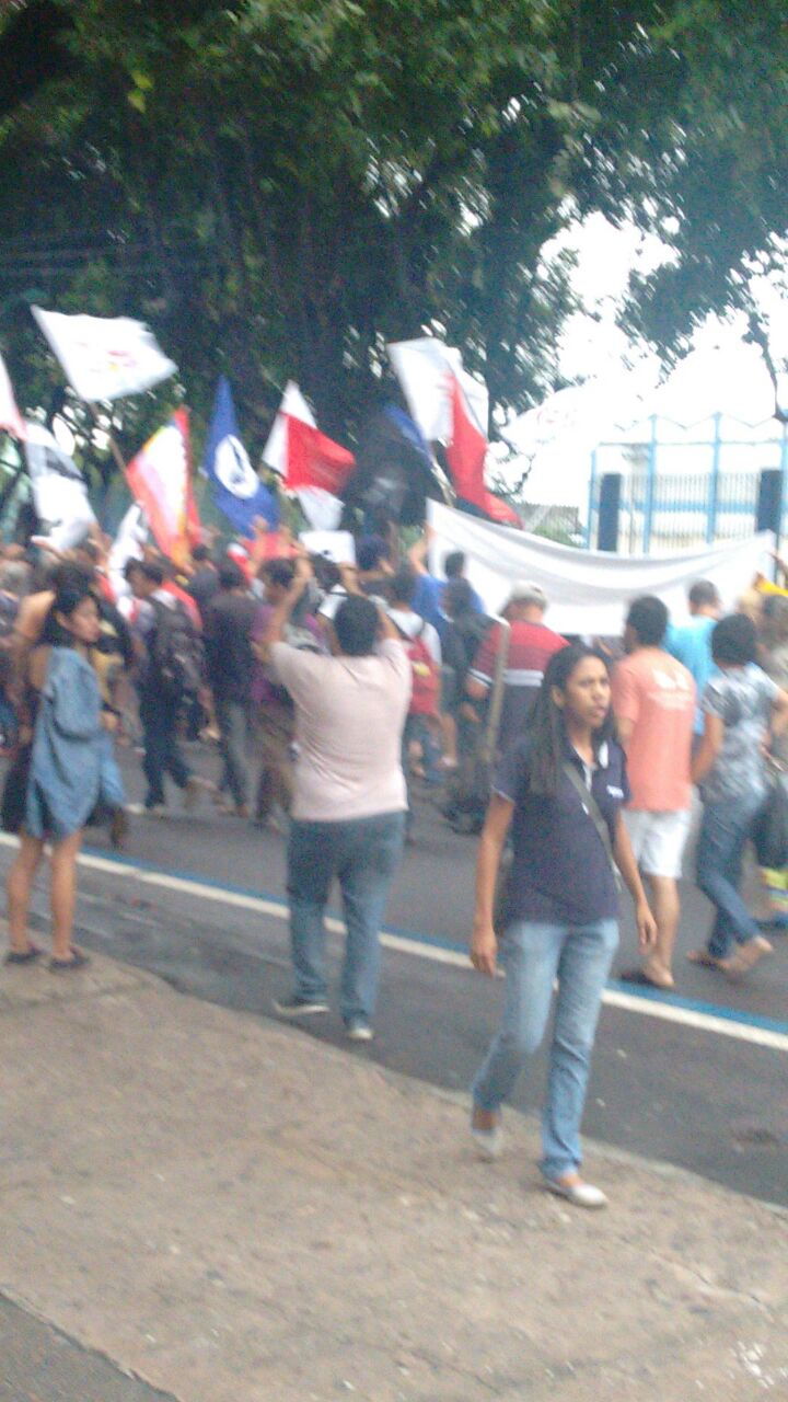 Em Manaus, grupo de oitenta se reúne contra aumento de tarifa de ônibus 