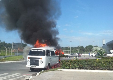 Kombi incendeia na avenida das Torres
