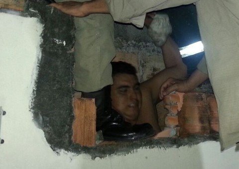 Ladrão geme e é flagrado entalado no muro de casa da Compensa