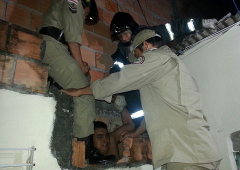 Ladrão geme e é flagrado entalado no muro de casa da Compensa