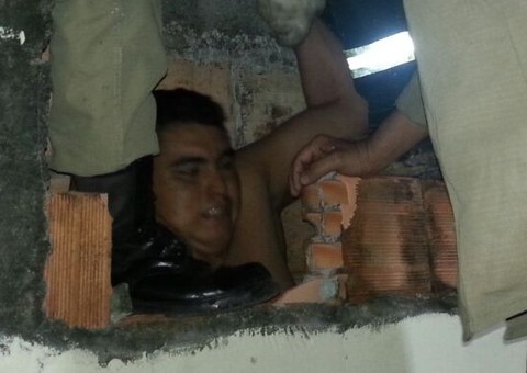 Ladrão geme sem ar e é flagrado entalado no muro de casa na Compensa