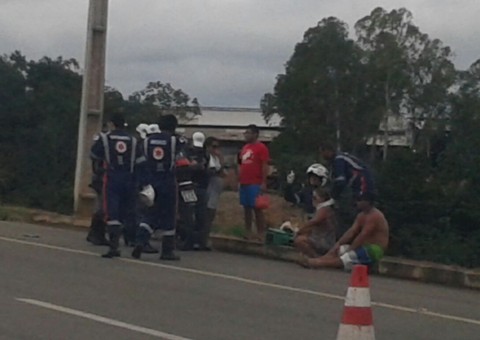 Carro colide e capota nas proximidades da Ponte Rio Negro