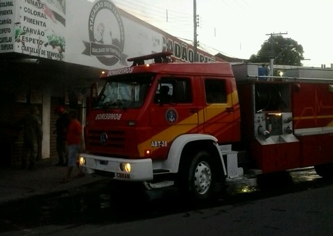 Domingo em Manaus começa com incêndio na Zona Leste