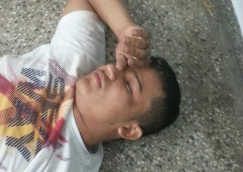 Bêbado, novinho vira macho, resolve atirar em todo mundo e acaba baleado nas nádegas