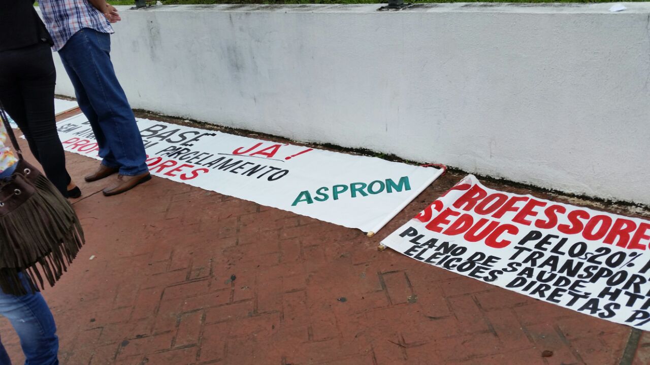 Professores iniciam manifestação em frente à sede do governo