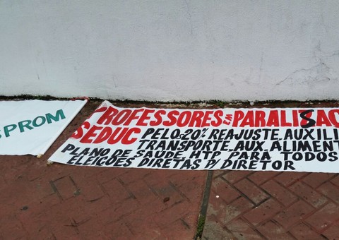 Professores iniciam manifestação em frente à sede do governo