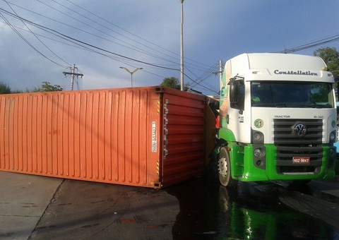 Container tomba e para Avenida Rodrigo Otávio