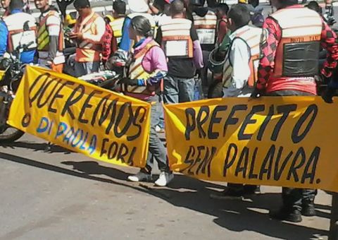 Mototaxistas fazem protesto em Manacapuru
