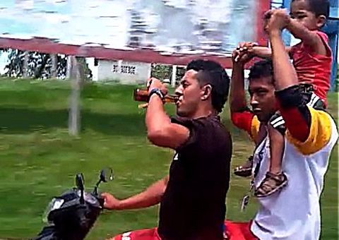 VÍDEO Motoqueiro bebe e transporta criança na garupa