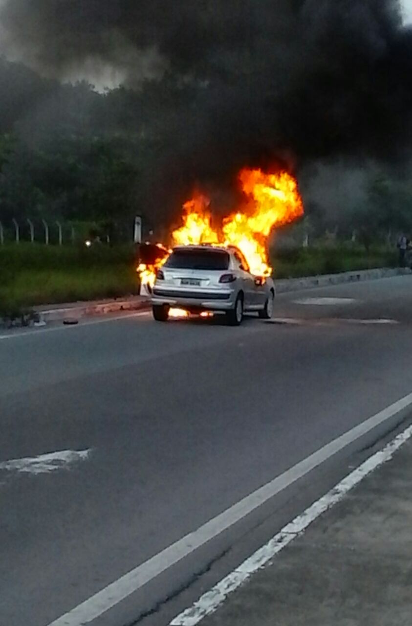  Carro é incendiado na Avenida das Torres