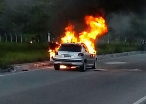  Carro é incendiado na Avenida das Torres