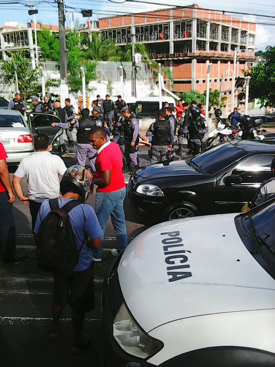 Guerra entre polícia e bandidos no Coroado assusta moradores; assista