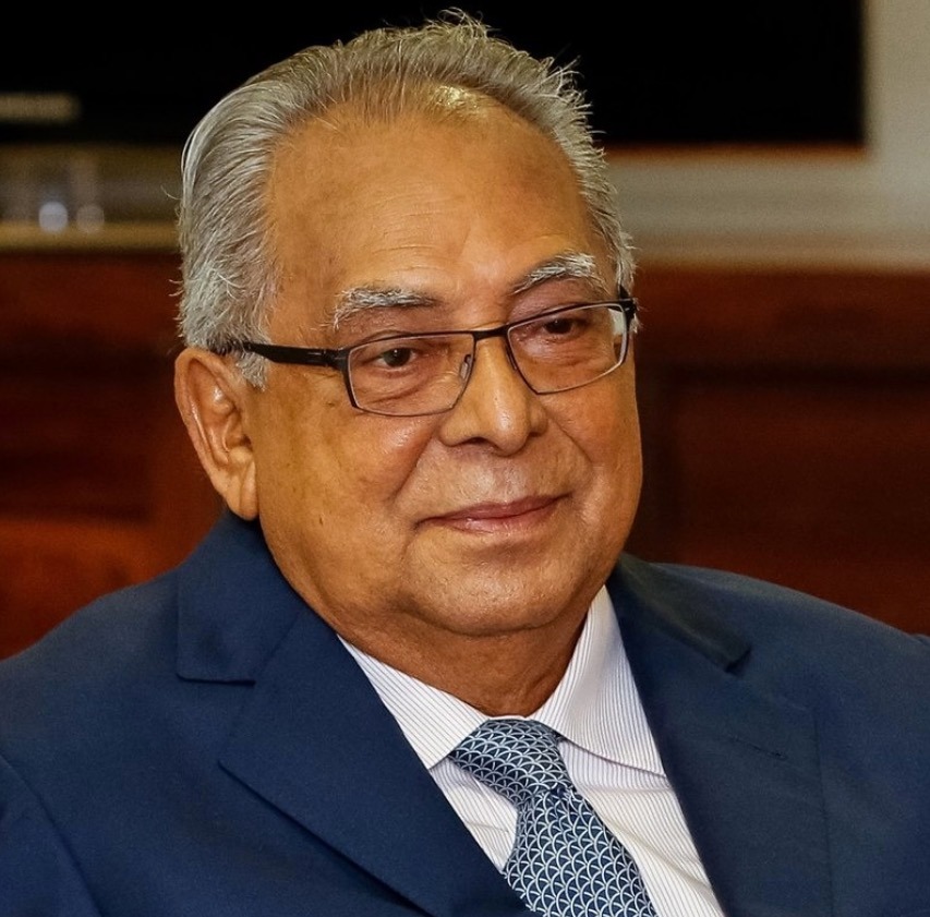 Juiz manda retirar postagem ofensiva contra Amazonino do Facebook