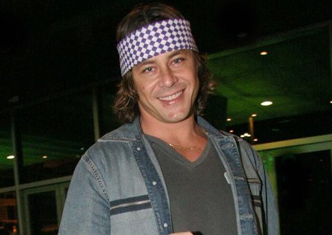 Após exame de DNA, Theo Becker descobre que filha não é dele