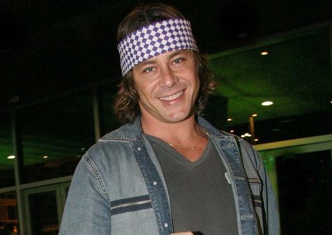 Mãe de bebê diz que Theo Becker sabia que filha poderia não ser dele