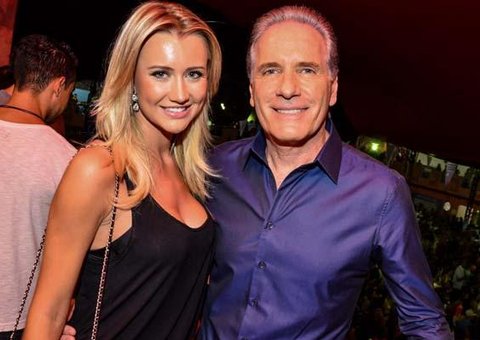 Roberto Justus exibe namorada em foto de biquíni