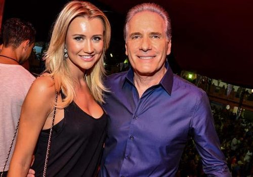 Roberto Justus exibe namorada em foto de biquíni