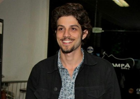 Chay Suede ganha fortuna para estrelar comercial