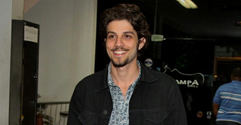 Chay Suede ganha fortuna para estrelar comercial