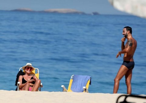 Aos 46 anos, Carolina Ferraz exibe boa forma em dia de praia