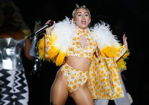 Assistente de Miley Cyrus publica foto da cantora nua