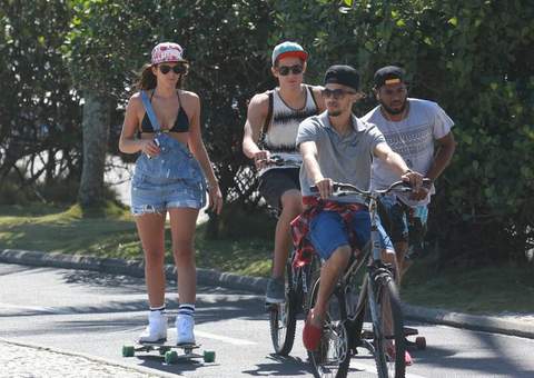 Bruna Marquezine esbanja simpatia durante passeio de skate com amigos
