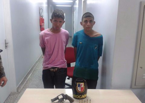 Dupla é detida por porte ilegal de arma de fogo