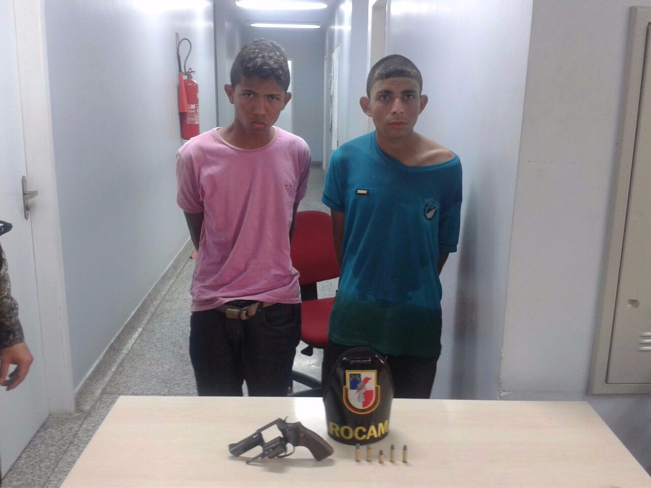 Dupla é detida por porte ilegal de arma de fogo