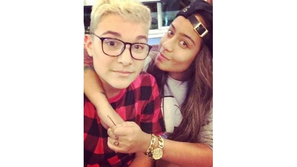 MC Gui é visto em boate com irmã de Neymar