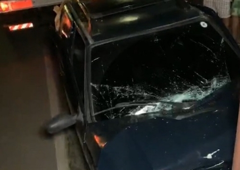 Motorista perde controle de carro e invade parada de ônibus em Manaus