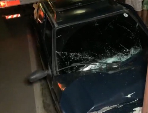 Motorista perde controle de carro e invade parada de ônibus em Manaus