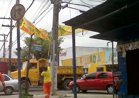 Campanha retira mais de 100 peças de publicidade irregulares na cidade