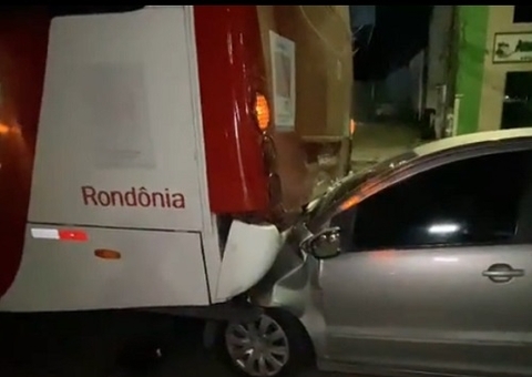 Motorista foge ao bater carro contra ônibus em avenida de Manaus