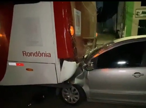 Motorista foge ao bater carro contra ônibus em avenida de Manaus