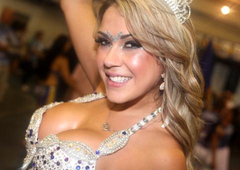  Apresentadora do 'Sem Direção' usa transparência e deixa fio-dental à mostra