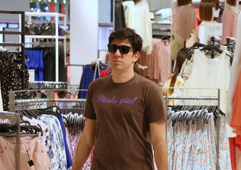 Após polêmica, Marcelo Adnet se irrita com paparazzo em shopping