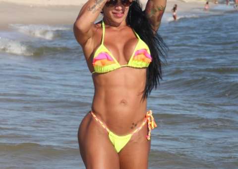  Esposa de Alexandre Frota mostra corpo musculoso em dia de praia