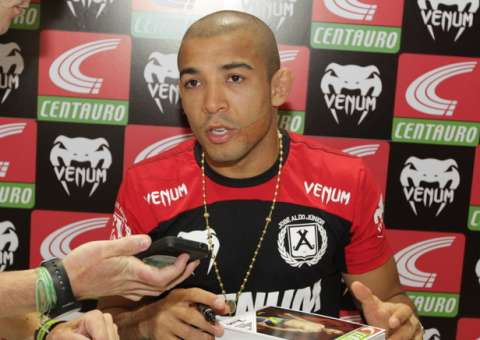  José Aldo distribui autógrafos no Rio de Janeiro