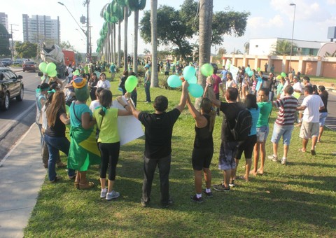 Manifestação pede punição pela morte de periquitos em Manaus