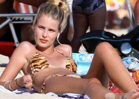  Magérrima, Yasmin Brunet se bronzeia em Ipanema