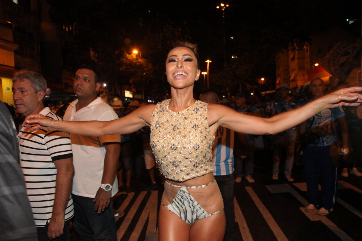 Sabrina Sato rouba a cena com look ousado em noite de samba