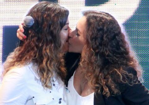  Daniela Mercury beija esposa durante prêmio Rio Sem Preconceito