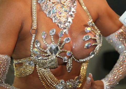  Rainha das plásticas e da Império, Ângela Bismarchi exibe fantasia de R$ 90 mil